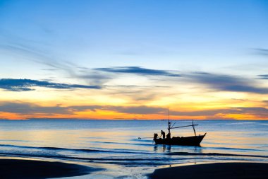 Güneşin doğuşunun güzel manzarası. Sahilde siluet balıkçı teknesi, Tayland 'da turuncu ve mavi gökyüzü. 