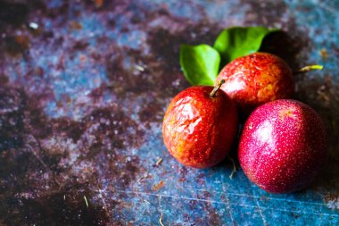 Arkaplanda taze tropikal tutku meyveleri, olgun tutku meyveleri çok tatlı ve ekşi, tropikal meyveler..