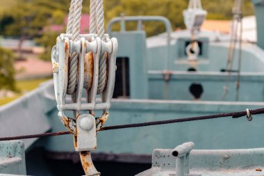 Teknedeki paslı çapanın yakınına.