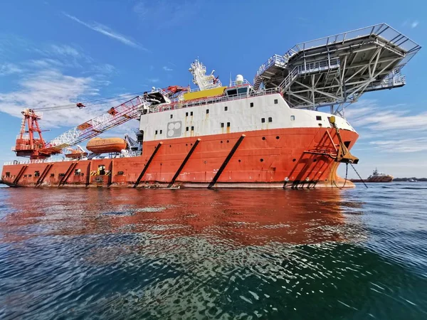 Denizaşırı konaklama teknesinin dış görünüşü. Offshore proje için konaklama, ana güverte ve vinç operasyonları sağlayan bir açık deniz destek gemisidir.. 