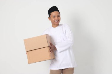 Karton kutu taşıyan Koko gömlekli heyecanlı Asyalı Müslüman adamın portresi. Bayram için eve gidiyorum. Beyaz arkaplanda izole edilmiş resim