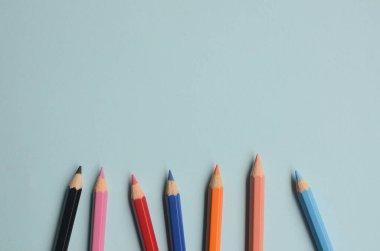 Renkli kalemlerle boş alanın görüntülenmesi, mavi arkaplandaki renkli kalem kavramı