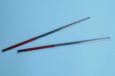 Mavi arka planda yemek çubukları