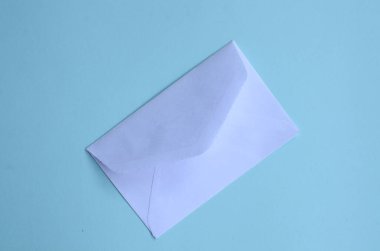 Mavi arkaplandaki zarfların üst görünümü, tasarım