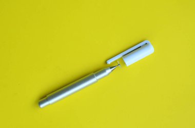 Sarı arkaplandaki stilus kalemin üst görünümü