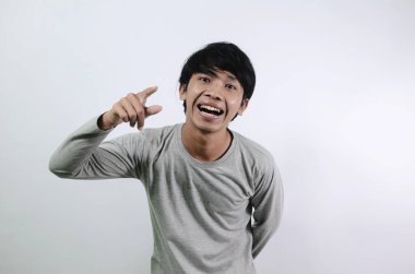  Gülen suratlı adam. Gri tişörtlü adam beyaz arka planda izole edilmiş.