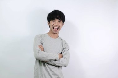 Asyalı adamlar gri uzun kollu tişörtler giyiyorlar. Asyalı adam ağzı ve esintisiyle mutlu.