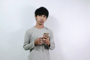 Asyalı adamlar gri uzun kollu tişörtler giyiyorlar. Asyalı adamın gözleri parladı.