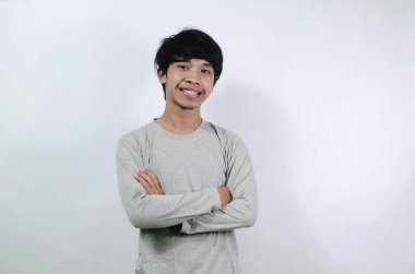  Beyaz arka planda gri uzun kollu tişörtler giyen Asyalı adamlar. Biraz gülümseyen Asyalı bir adamın portresi.