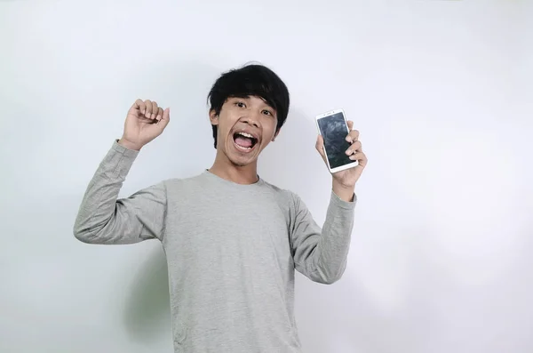 Ασιάτης Νεαρός Άνδρας Που Είναι Ευτυχισμένος Ένα Smartphone Στο Χέρι — Φωτογραφία Αρχείου