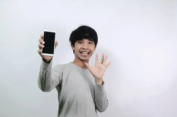 Asiatique Jeune Homme Qui Est Heureux Avec Smartphone Dans Main — Photo