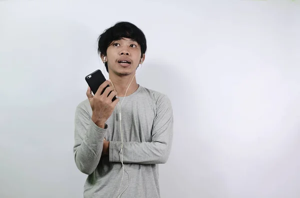 Homens Asiáticos Estão Ouvindo Música Smartphone Ásia Homens Vestindo Cinza — Fotografia de Stock