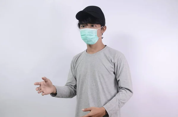 Pria Asia Dengan Kaos Abu Abu Dan Mengenakan Masker Medis — Stok Foto