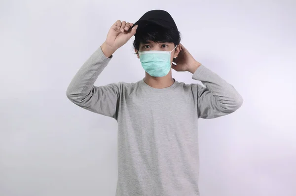 Pria Asia Dengan Kaos Abu Abu Dan Mengenakan Masker Medis — Stok Foto