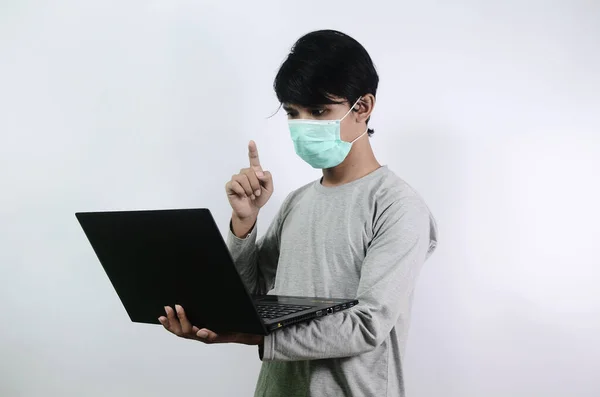 Asijský Muž Šedém Tričku Lékařskou Maskou Izolovanou Bílém Pozadí Muž — Stock fotografie