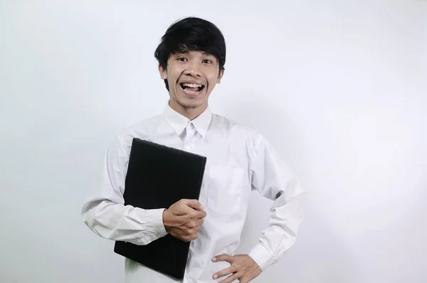 年轻的亚洲男人穿着白衬衫 提着用白色背景隔开的包 男人拥抱着他的笔记本电脑 — 图库照片