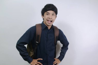 Neşeli bir yüzü olan genç bir adam. Mavi gömlek giyen ve beyaz arka planda izole edilmiş çantalar taşıyan Asyalı genç adamlar.