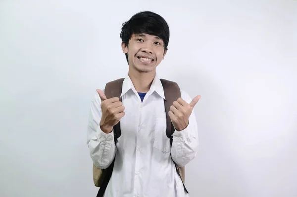 Unga Asiatiska Män Bär Vita Skjortor Och Bär Väskor Isolerade — Stockfoto
