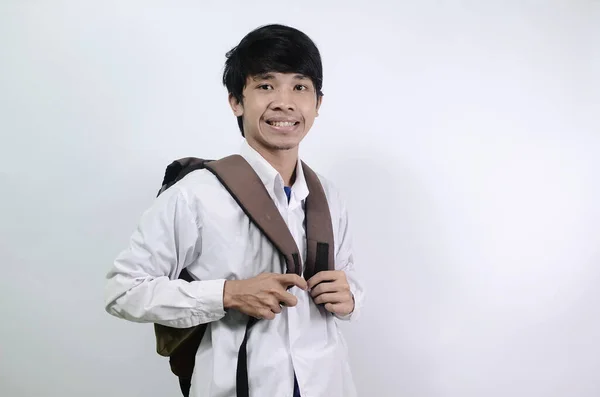 Unga Asiatiska Män Bär Vita Skjortor Och Bär Väskor Isolerade — Stockfoto