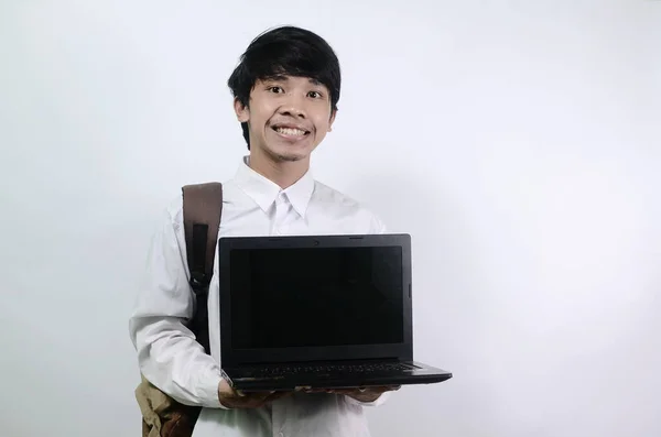 Азіатський Чоловік Щасливим Виразом Тримаючи Лептоп Молоді Азійці Білих Сорочках — стокове фото