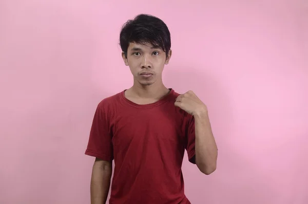 Νεαρός Ασιάτης Όρθιος Ασιάτες Κόκκινα Μπλουζάκια Απομονωμένοι Ροζ Φόντο — Φωτογραφία Αρχείου