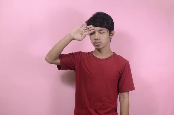 Fáradt Beteges Arckifejezéssel Ázsiai Férfiak Piros Pólót Viselő Elszigetelt Rózsaszín — Stock Fotó