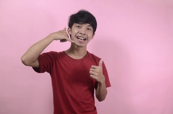 Щасливого Хлопця Азіатського Типу Азійські Чоловіки Червоних Футболках Ізольовані Рожевому — стокове фото