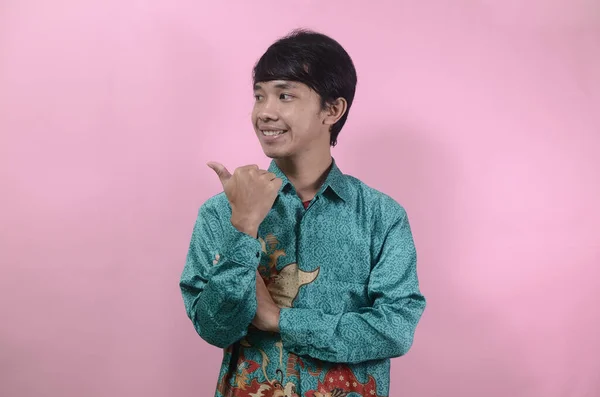 Atraente Jovem Asiático Vestindo Batik Camisa Sorrindo Mostrando Polegares Para — Fotografia de Stock