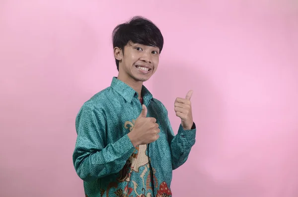 Attraente Giovane Asiatico Che Indossa Camicia Batik Sorridente Mostrando Pollici — Foto Stock