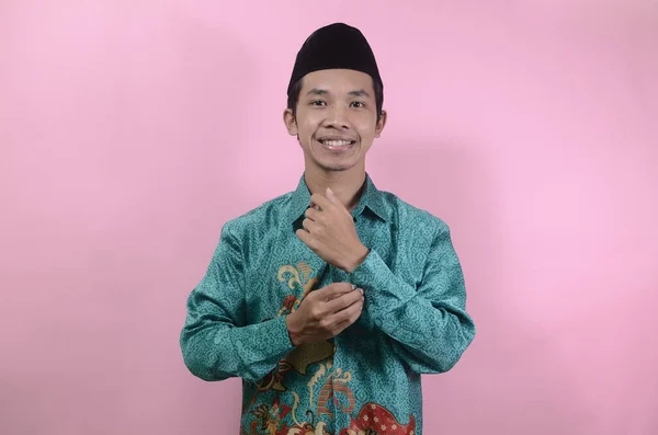 Retrato Joven Asiático Con Camisa Batik Gorras Aisladas Sobre Fondo —  Fotos de Stock