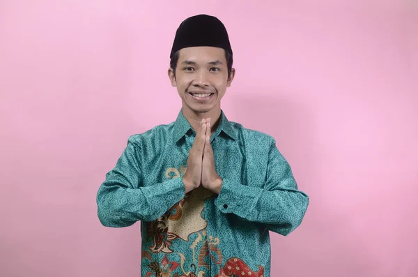 Молодий Чоловік Усміхається Вітається Портрет Молодого Азіатського Чоловіка Одягненого Батик — стокове фото