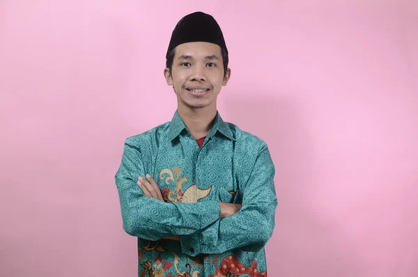 Portrét Mladého Asijského Muže Batikové Košili Lebkách Izolovaných Růžovém Pozadí — Stock fotografie