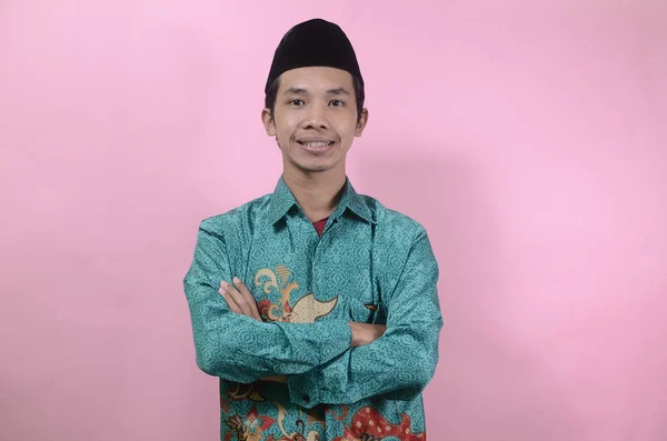 Retrato Joven Asiático Con Camisa Batik Gorras Aisladas Sobre Fondo — Foto de Stock