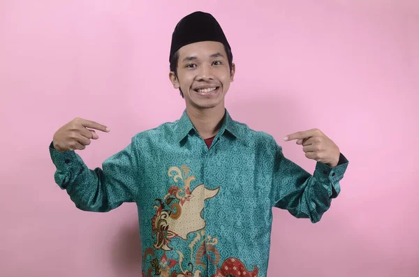 Retrato Joven Asiático Con Camisa Batik Gorras Aisladas Sobre Fondo —  Fotos de Stock