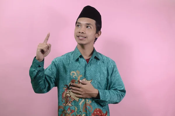 Potret Pemuda Asia Mengenakan Kemeja Batik Dan Tengkorak Terisolasi Latar — Stok Foto