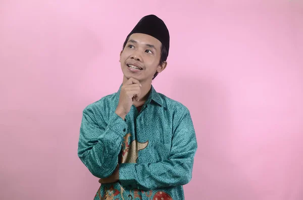 Zdálo Mladý Muž Přemýšlí Vzhlíží Portrét Mladého Asijského Muže Batikové — Stock fotografie