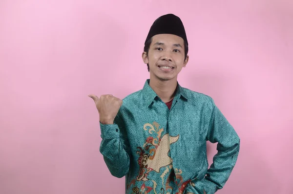 Retrato Jovem Asiático Vestindo Camisa Batik Crânios Isolados Fundo Rosa — Fotografia de Stock