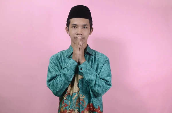 Mladý Muž Usmíval Ukazoval Pozdrav Portrét Mladého Asijského Muže Batikové — Stock fotografie