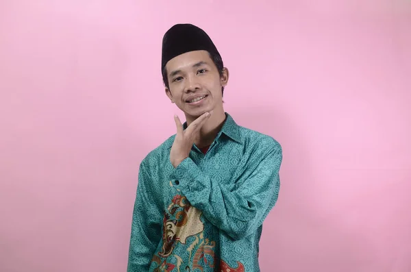 Asiatiska Män Ser Lyckliga Porträtt Ung Asiatisk Man Bär Batik — Stockfoto