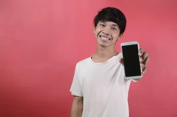 Feliz Sorrindo Jovem Asiático Homem Mostrando Telefone Celular Ásia Homens — Fotografia de Stock