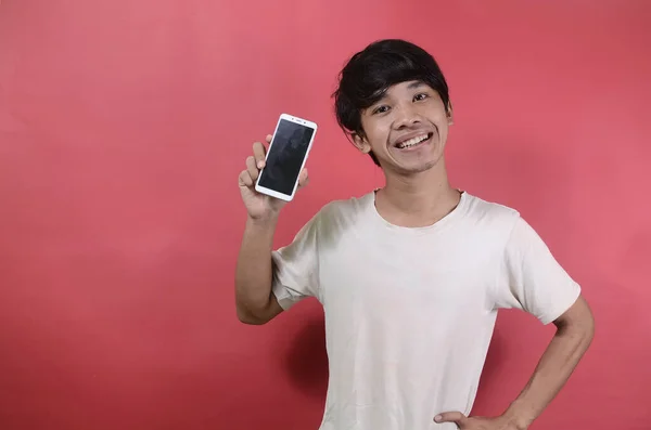 Feliz Sorrindo Jovem Asiático Homem Mostrando Telefone Celular Ásia Homens — Fotografia de Stock