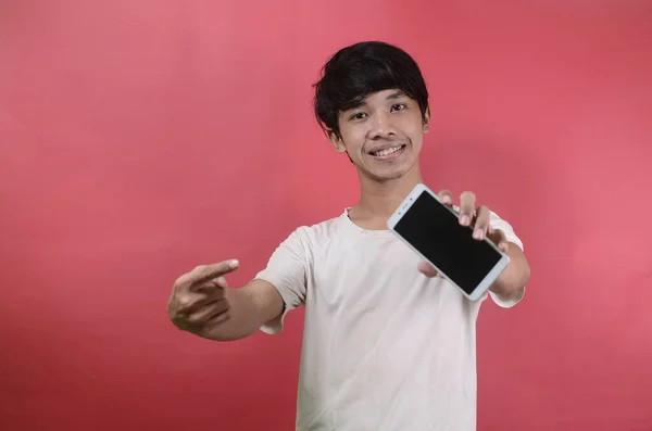 Счастливый Улыбающийся Молодой Азиат Показывающий Мобильный Телефон Азиатские Мужчины Белых — стоковое фото