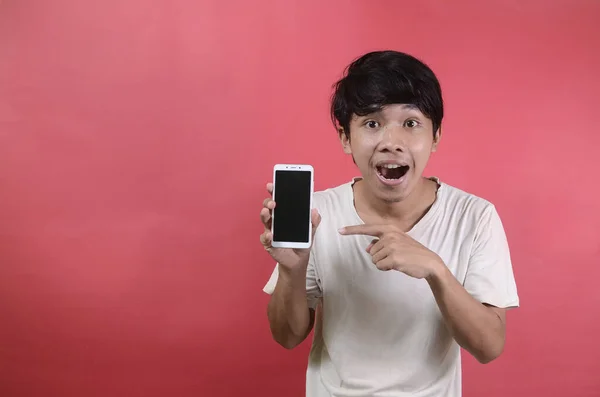 Rosto Homem Asiático Está Chocado Com Que Ele Smartphone Ásia — Fotografia de Stock