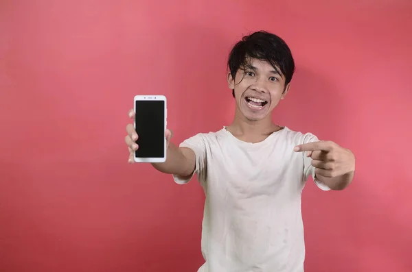 Feliz Sorrindo Jovem Asiático Homem Mostrando Telefone Celular Ásia Homens — Fotografia de Stock