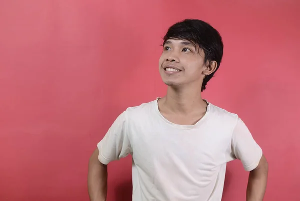 Porträtt Ung Asiatisk Man Tänker Något Ler Glatt För Att — Stockfoto