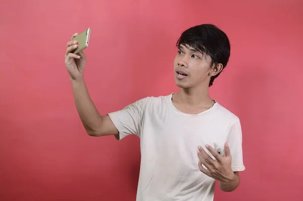 Retrato Jovem Asiático Sorrindo Enquanto Tira Fotos Selfie Mesmo Ásia — Fotografia de Stock
