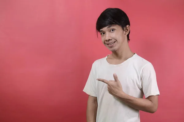 Jovem Parece Feliz Ásia Homens Vestindo Branco Shirts Isolado Vermelho — Fotografia de Stock