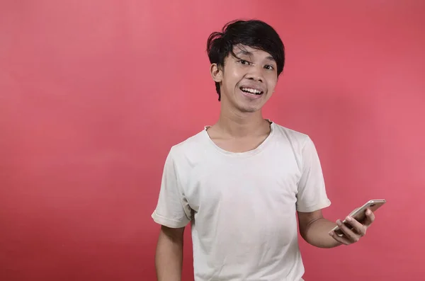 Портрет Молодого Человека Помощью Мобильного Телефона Азиатские Мужчины Белых Футболках — стоковое фото