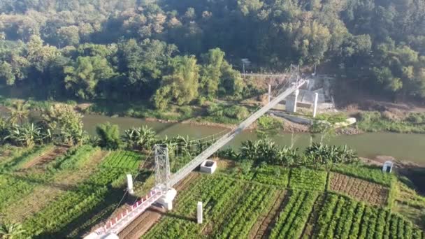 vue aérienne du pont suspendu de Pengkol à Imogiri Bantul, le pont traversant la rivière Oyo