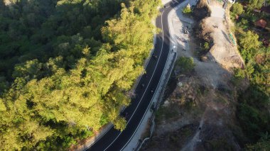Bukit Bego / Bego tepesindeki dolambaçlı yolun havadan görüntüsü. Yogyakarta Endonezya